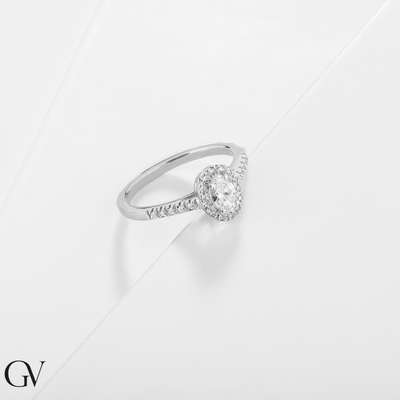 Anello con diamante taglio ovale 0.30ct GIA in oro bianco 18k