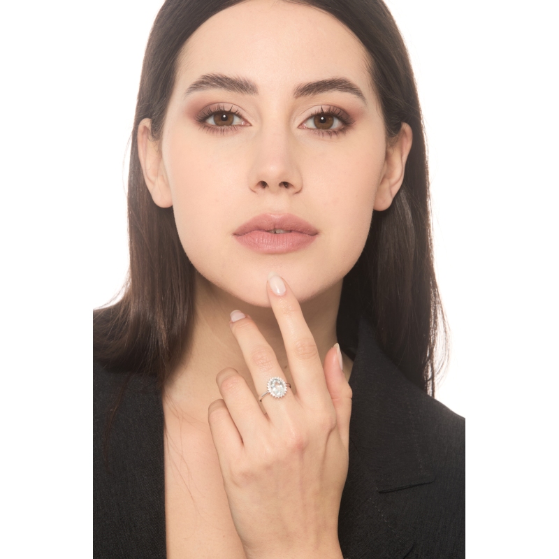 Anello in oro bianco 750 acquamarina ovale e diamanti