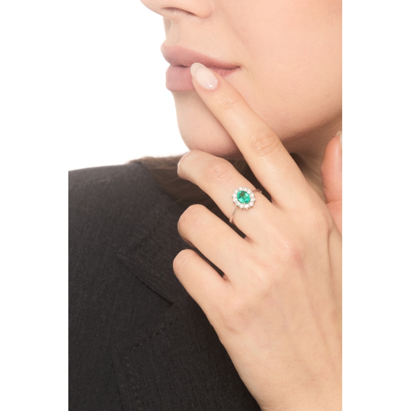 ANELLO CONTORNO CON 12BRILLANTI E SMERALDO OVALE MM6X4