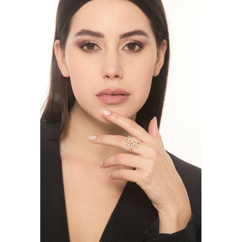 Anello design in oro rosa 18k con diamanti