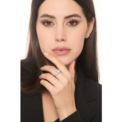 Anello in oro bianco 18k con acquamarina centrale e diamanti laterali