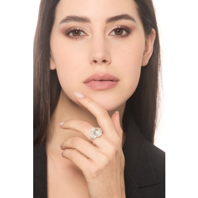 Anello con acquamarina ovale in oro bianco e diamanti a contorno