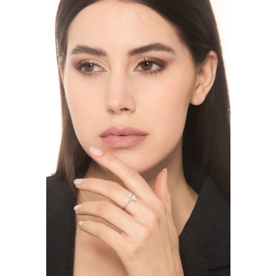 Anello in oro bianco 750 con acquamarina ovale e diamanti