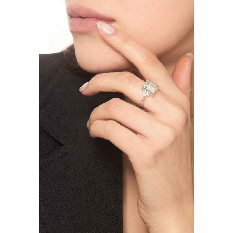 Anello in oro bianco 750 con acquamarina rettangolare e diamanti laterali