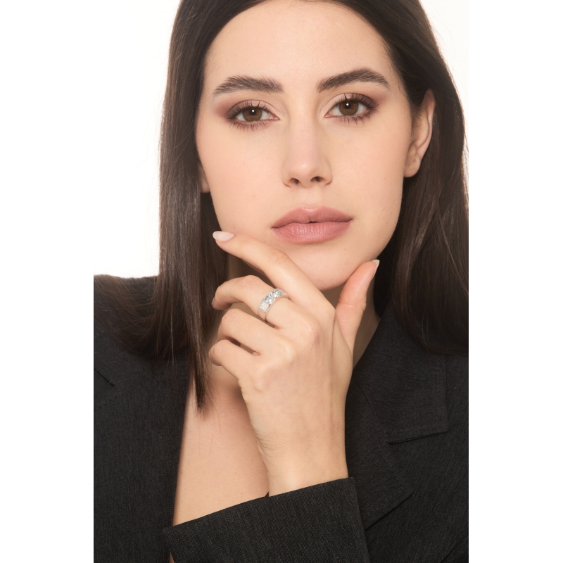 Anello in oro bianco 18k con tre acquamarine e diamanti