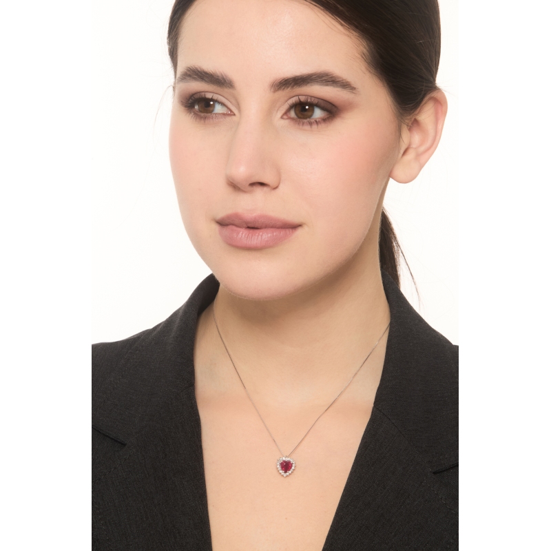 Collana in oro bianco 18k con contorno in diamanti e rubino cuore