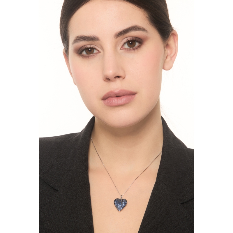 Collana in oro bianco 18k con ciondolo cuore pavè brunito zaffiri blu
