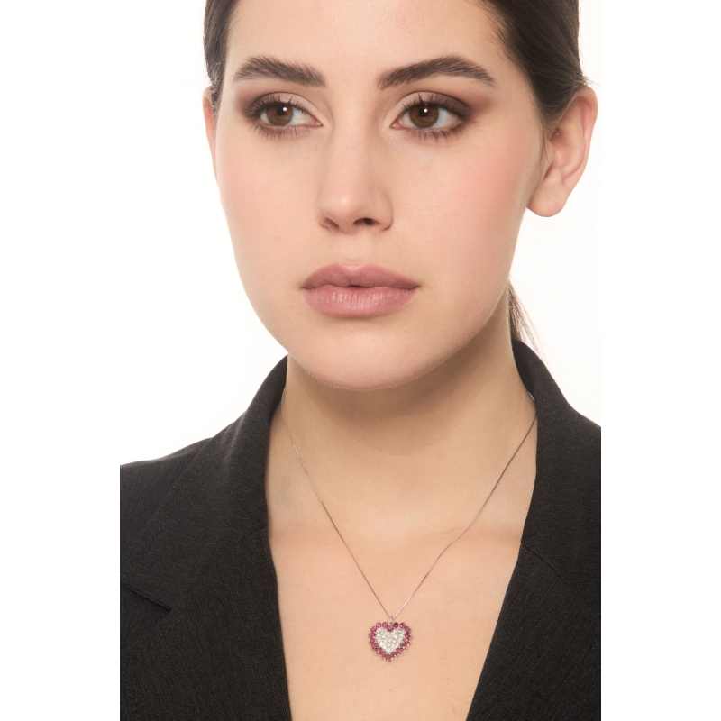 Collana in oro bianco 18k con ciondolo cuore in diamanti e contorno in rubini