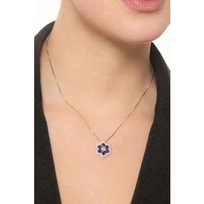 Collana in oro bianco 18k con ciondolo fiore zaffiri blu e diamanti