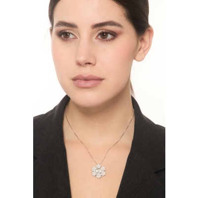 Collana in oro bianco 18k con ciondolo fiore acquamarina e diamanti