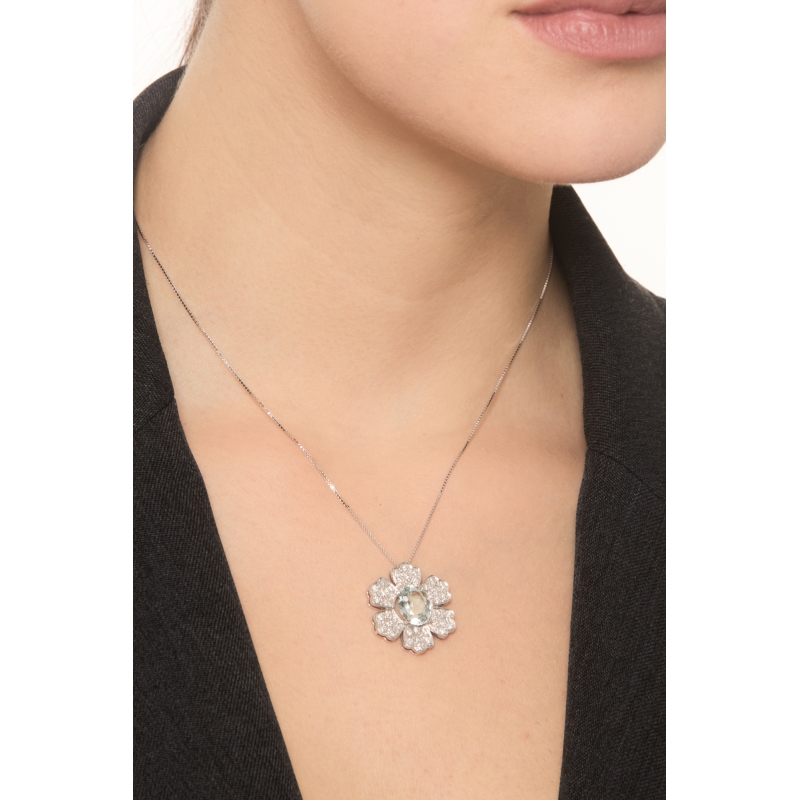 Collana acquamarina ovale in fiore in oro 18k e diamanti