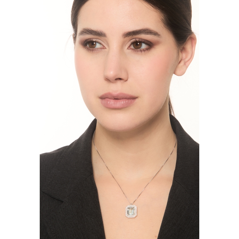 Collana in oro bianco 18k con acquamarina rettangolare e contorno in diamanti