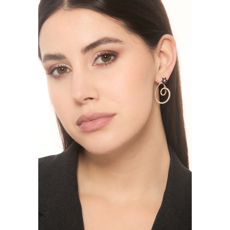 Orecchini design in oro rosa 18k con fiore zaffiri blu e diamanti