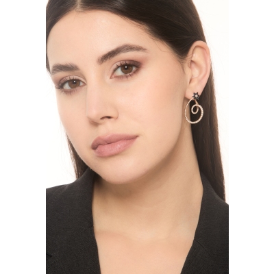 Orecchini design in oro rosa 18k con fiore zaffiri blu e diamanti