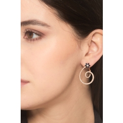 Orecchini design in oro rosa 18k con fiore zaffiri blu e diamanti 2