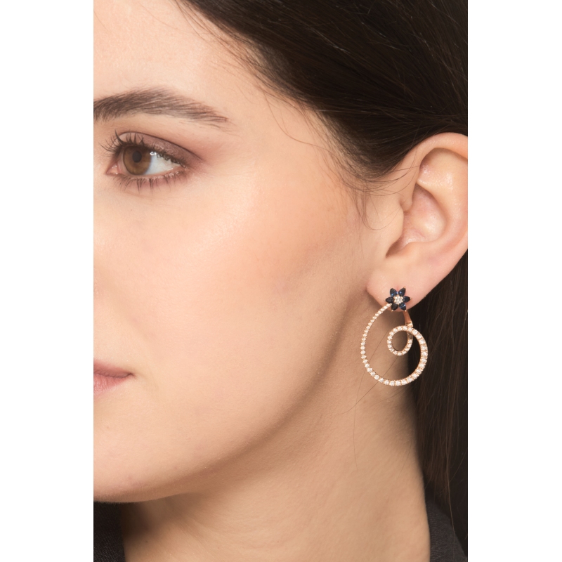 Orecchini design in oro rosa 18k con fiore zaffiri blu e diamanti