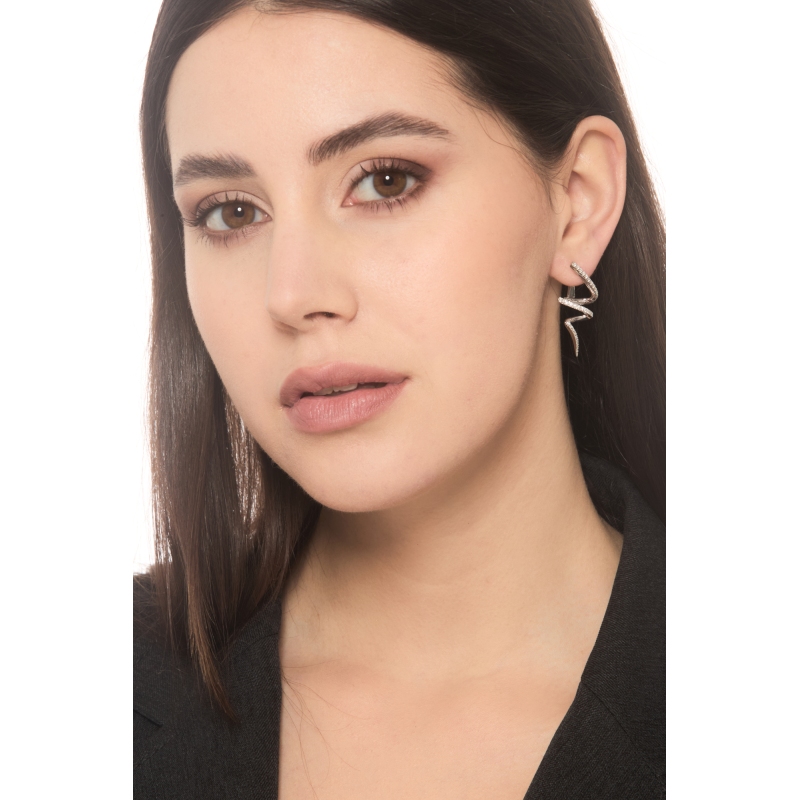 Orecchini design spirale in oro bianco 18k con diamanti