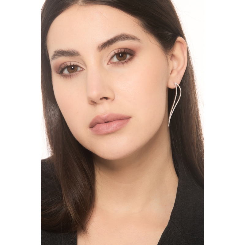 Orecchini design ondulati in oro bianco 18k con diamanti