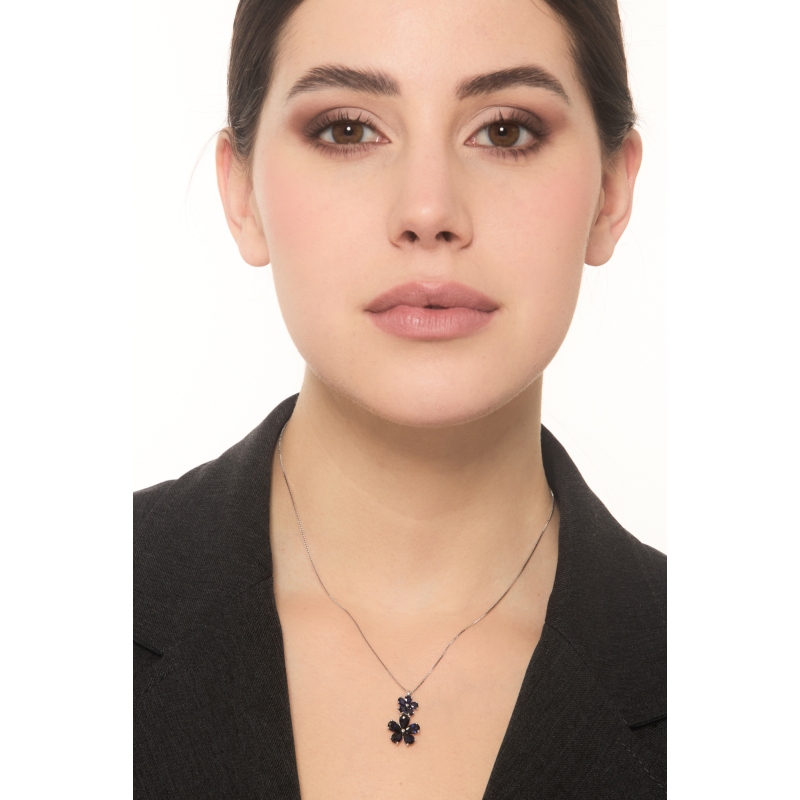 Collana in oro bianco 18k con due fiori in zaffiri blu