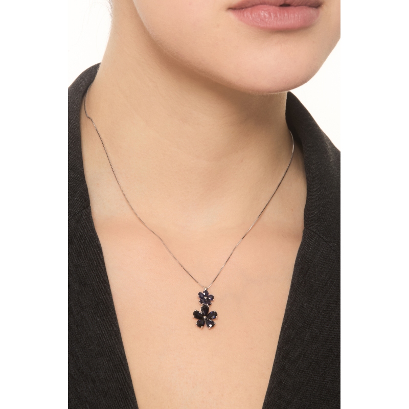 Collana in oro bianco 18k con due fiori in zaffiri blu