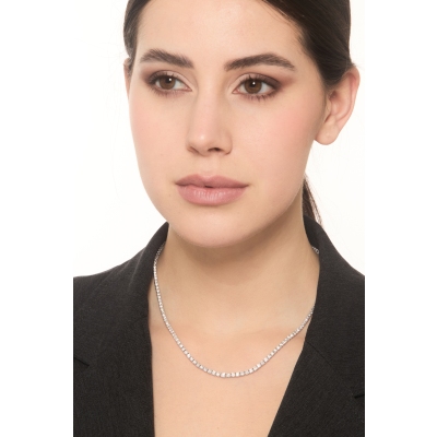 Collana tennis filo a scalare in oro bianco 18k con diamanti