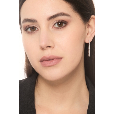 Orecchini tennis a scalare in oro bianco 18k con diamanti