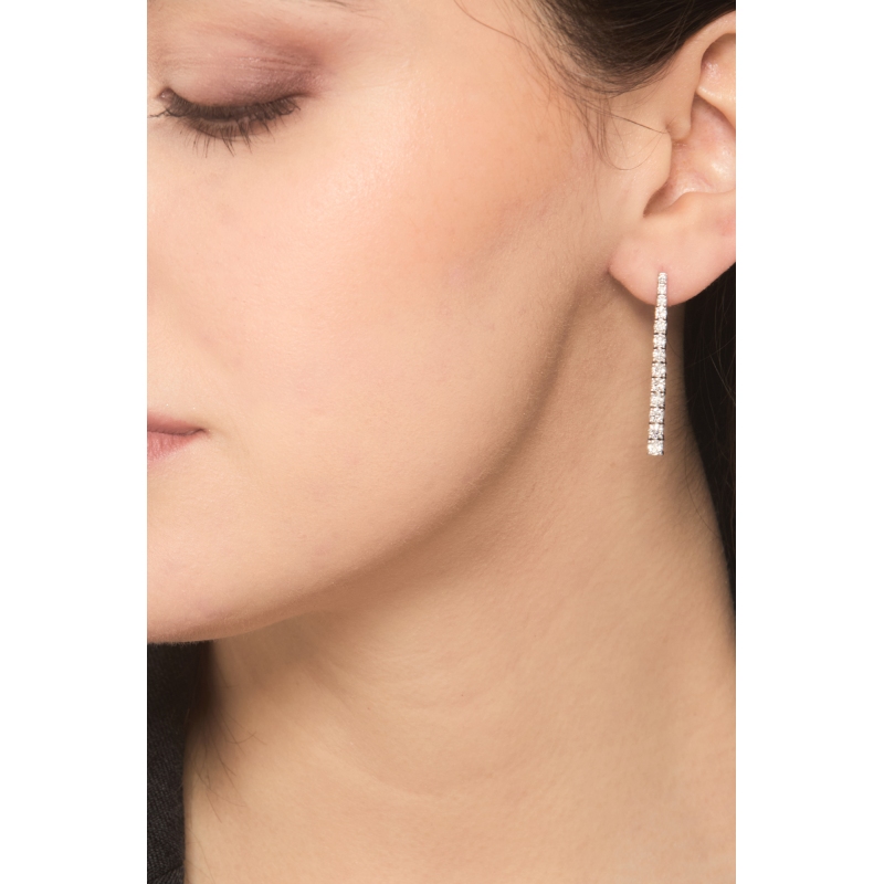 Orecchini tennis a scalare in oro bianco 18k con diamanti