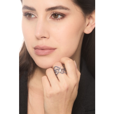 Anello design farfalla in oro bianco 18k con zaffiri blu e diamanti