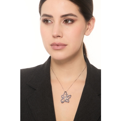 Collana design con ciondolo farfalla in oro bianco 18k con zaffiri blu e diamanti