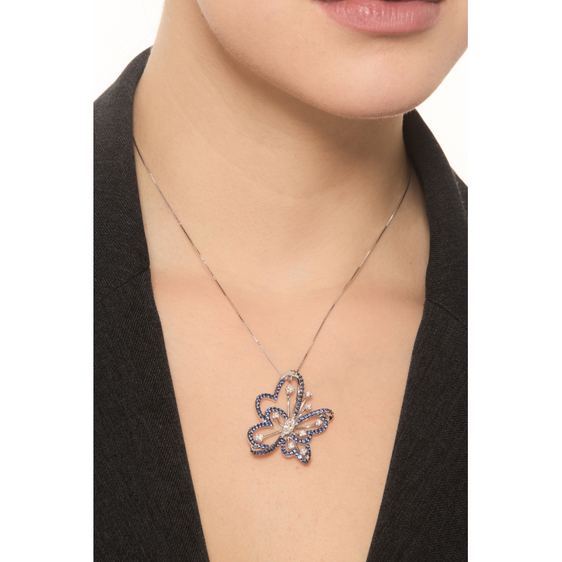 Collana design con ciondolo farfalla in oro bianco 18k con zaffiri blu e diamanti