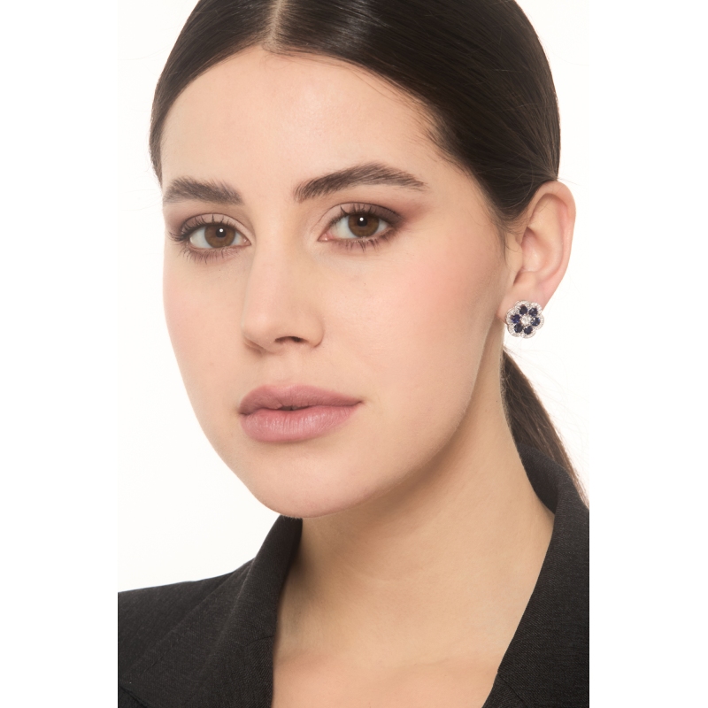 Orecchini in oro bianco 18k con fiore zaffiri blu e diamanti