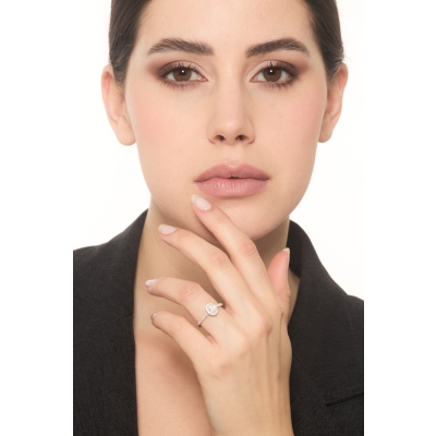 Anello con diamante taglio ovale 0.30ct GIA in oro bianco 18k