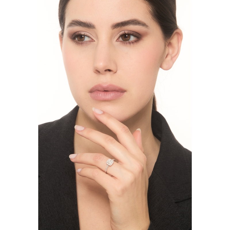 Anello con diamante taglio princess 0.70ct GIA in oro bianco 18k