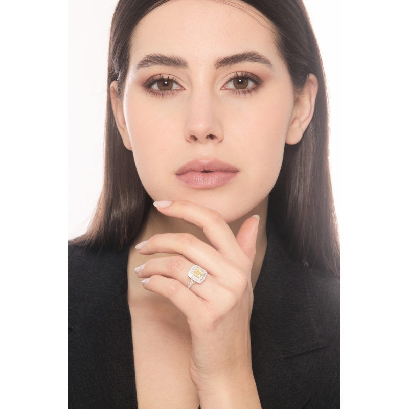 Anello con diamante taglio cushion fancy yellow 1.16ct GIA in oro bianco 18k