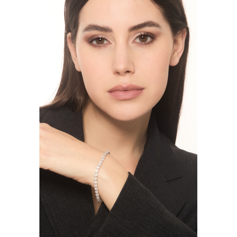 Illusion bracelet with diamonds