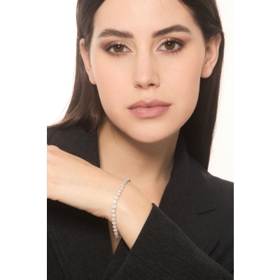 Illusion bracelet with diamonds