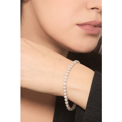 Illusion bracelet with diamonds
