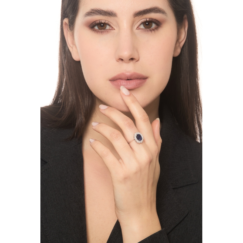 Anello in oro bianco 750 con zaffiro blu ovale e diamanti