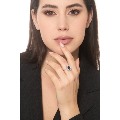 Anello in oro bianco 750 con zaffiro blu ovale e diamanti