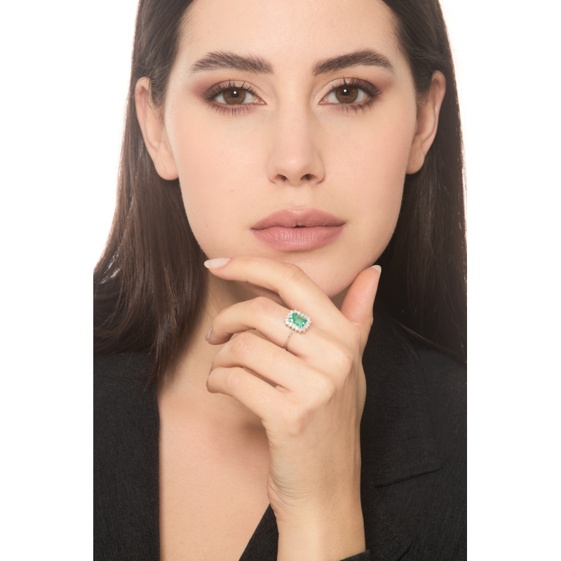 ANELLO CONTORNO CON 18BRILLANTI E SMERALDO RETTANGOLARE MM8X6