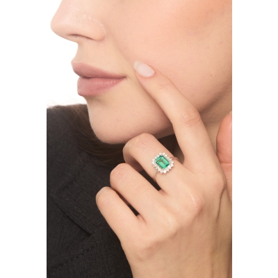 ANELLO CONTORNO CON 18BRILLANTI E SMERALDO RETTANGOLARE MM8X6
