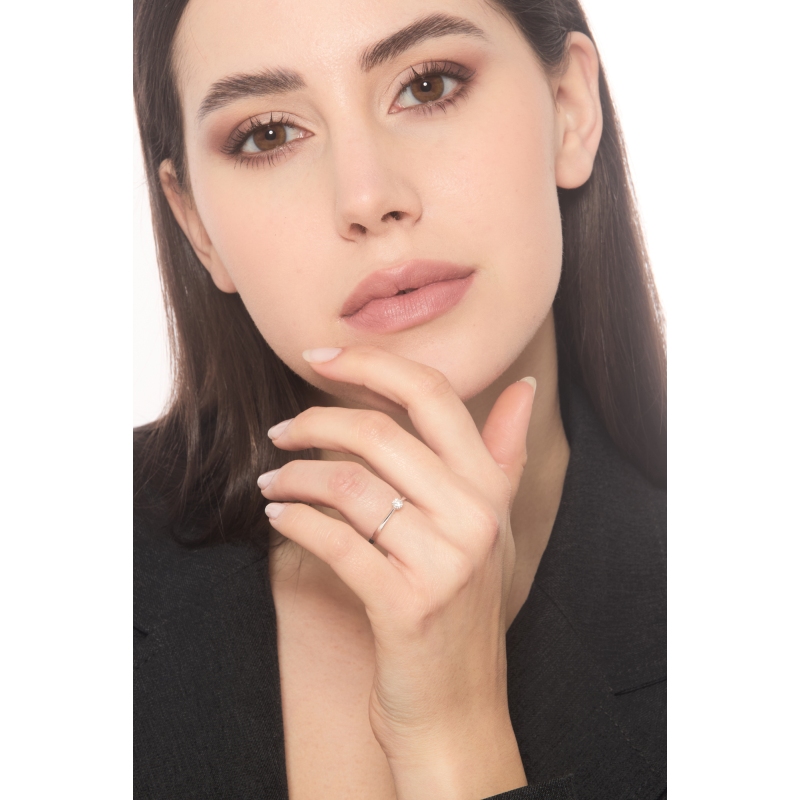 Anello solitario in oro bianco 18k a 8 griffe con diamante 0.15 ct