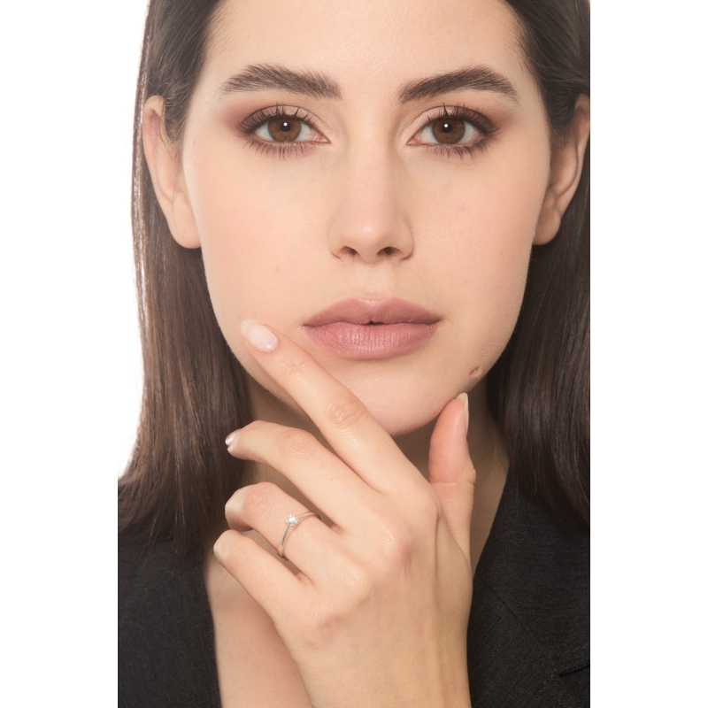 Solitario in oro bianco 18k a 8 griffe con diamante, 0,25 ct