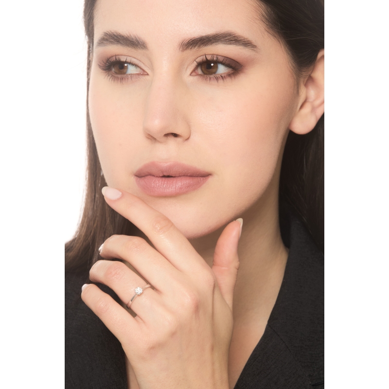 Solitario in oro bianco 18k a 8 griffe con diamante, 0,30 ct