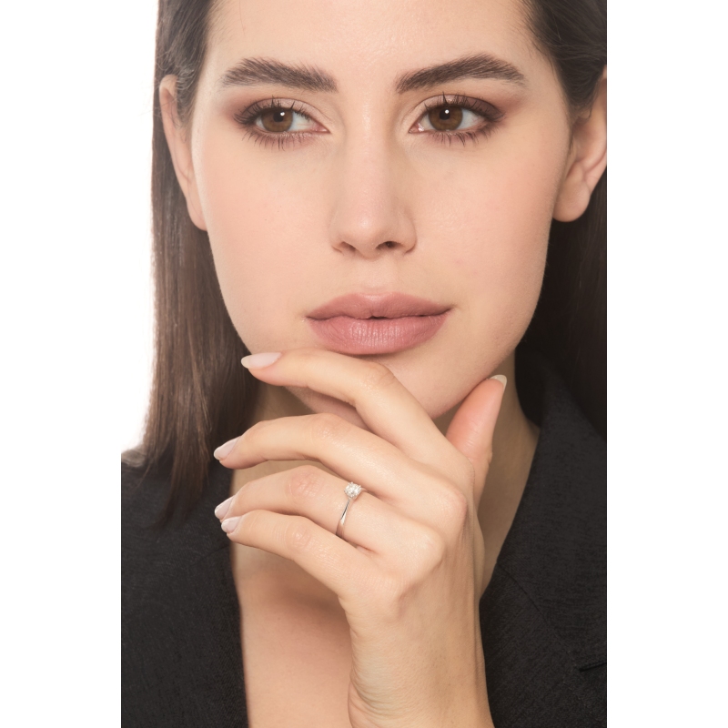 Anello solitario in oro bianco 18k a 8 griffe con diamante, 0,50 ct