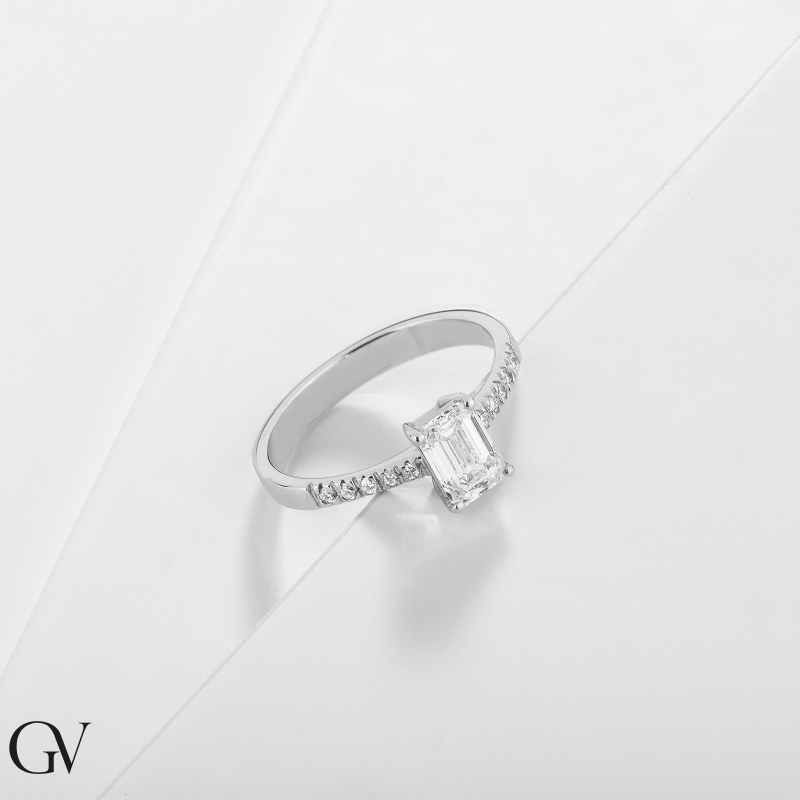 Anello con diamante taglio smeraldo 1.00ct GIA in oro bianco 750