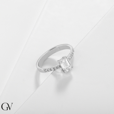 Anello con diamante taglio smeraldo 1.00ct GIA in oro bianco 750