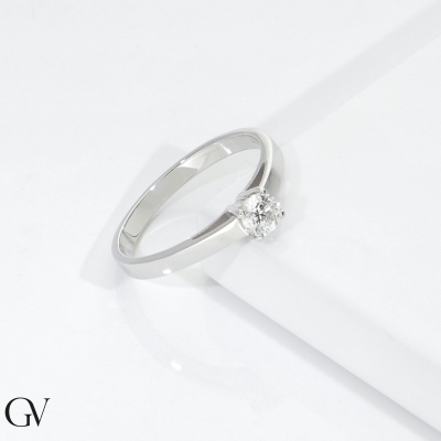Anello solitario con diamante 0.30 ct in oro bianco 18k
