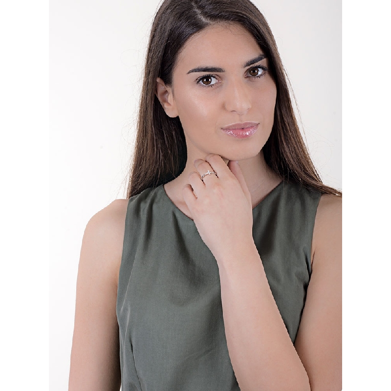 Anello in Oro Bianco 18k con inserto a croce e Diamanti bianchi e neri