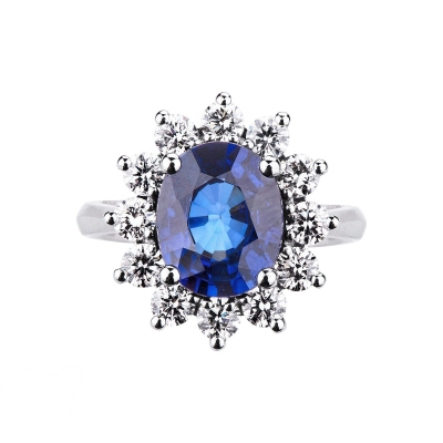 White gold 18k ring with twelve halo diamonds and a central blue sapphire